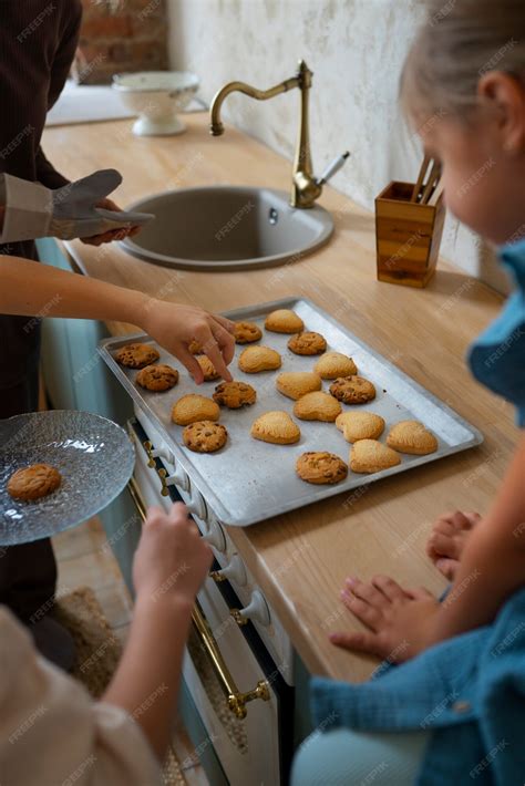 Niños ayudando a hacer galletas gigantes
