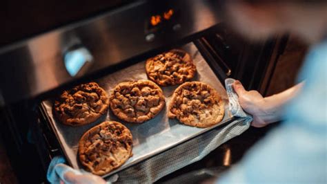 Niños contando el tiempo de horneado de las galletas