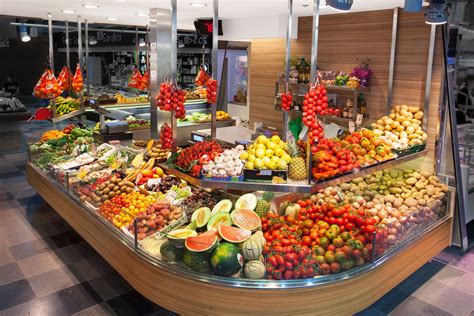 Diseño de stand de frutas y verduras en frutería con clientes