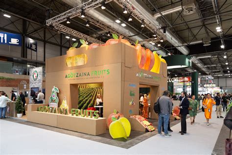 Stand de exposición de International Paper en Fruit Attraction con tractor de cartón