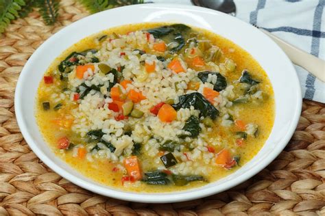 Detalle de un arroz caldoso con hígado y verduras.