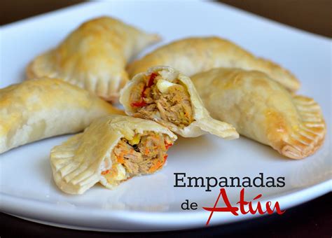 Fotografía de empanadas de atún de aspecto delicioso, con el mar de Isla de Pascua al fondo.