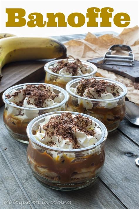 Copa de banoffee mostrando las capas de galleta, plátano, dulce de leche y nata montada.