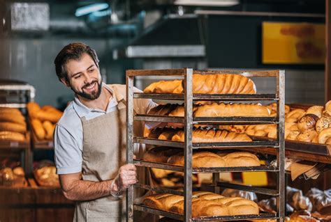 Foto de panadería artesanal con masas levadas