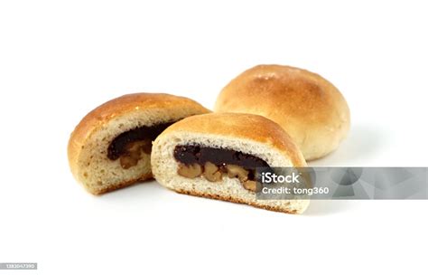 Foto de cruffins recién horneados y cortados por la mitad
