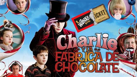 Imagen promocional de Willy Wonka junto a Charlie Bucket y los demás niños ganadores del billete dorado dentro de la fábrica de chocolate.