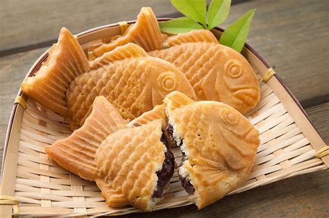 Imagen de un Taiyaki recién hecho, mostrando su forma de pescado y posiblemente el relleno