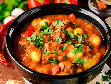 Foto de goulash de cerdo colombiano servido en un plato