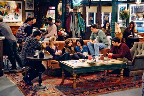Una imagen de los seis amigos principales de Friends reunidos en el Central Perk.