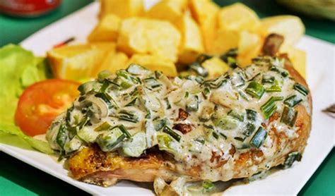 Esquema de los pasos de la receta de pollo al verdeo sin crema