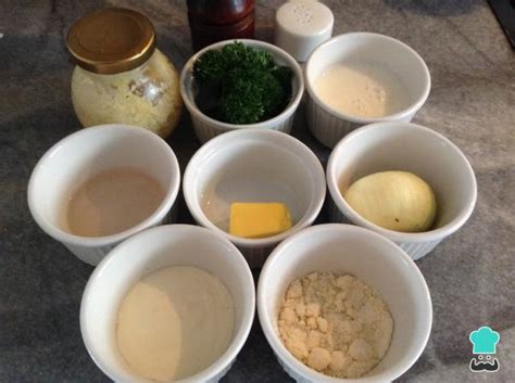 Infografía con los ingredientes básicos de la salsa Alfredo: mantequilla, ajo, queso parmesano, nata/crema de leche y especias.