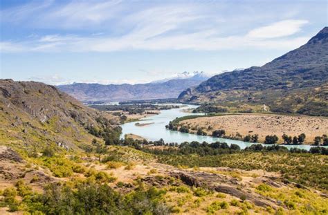 Paisaje panorámico de Cochrane con el Río Baker
