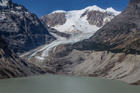 Glaciar Calluqueo con la laguna proglaciar y el Monte San Lorenzo de fondo