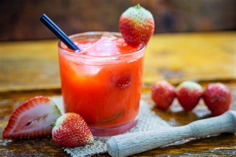 Collage de fotos mostrando diferentes versiones de Caipiroska: fresa, frutos rojos, mango y maracuyá.
