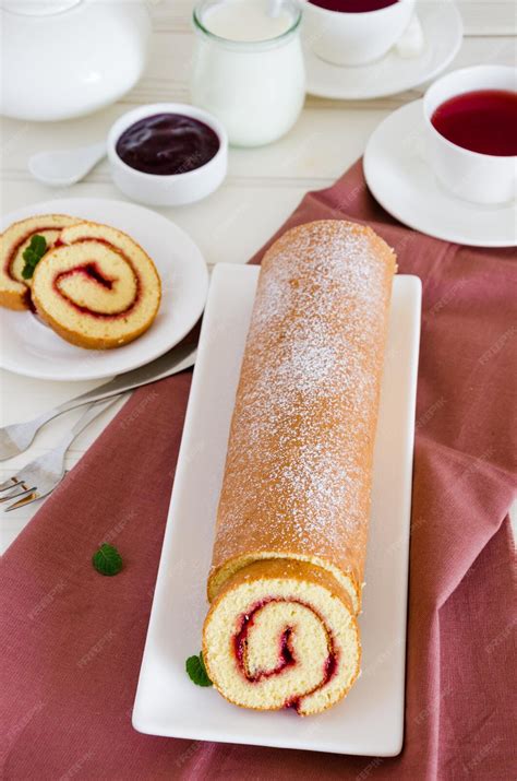 Imagen de un rollo de bizcocho con mermelada cortado en rebanadas