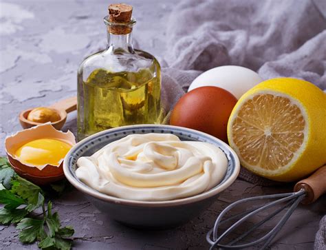 Foto de huevos frescos y utensilios limpios para la preparación de mayonesa casera