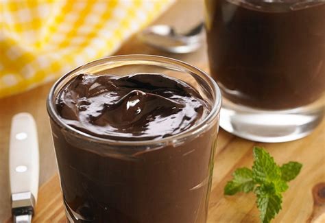 Primer plano de un postre de chocolate cremoso con un toque de crema irlandesa