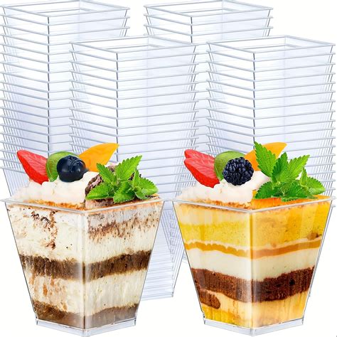 Variedad de postres presentados elegantemente en pequeños vasos transparentes