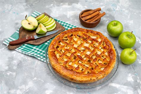 colección de diferentes postres de manzana (tartas, crumbles, galletas)