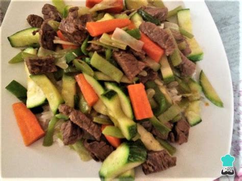 Plato de lomo de carne o pescado con verduras salteadas