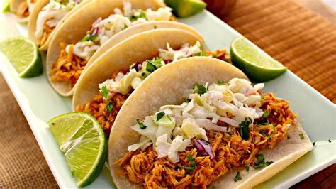 Variedad de platillos como tacos, alitas y ensaladas con un toque de salsa Tabasco