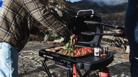 Foto de la barbacoa Weber Traveler Compact plegada y desplegada, mostrando su portabilidad.