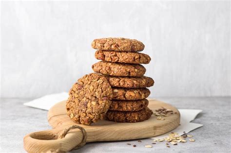 Collage de imágenes mostrando las diferentes adiciones a las galletas de salvado de avena (pasas, nueces, chocolate, frutas secas)