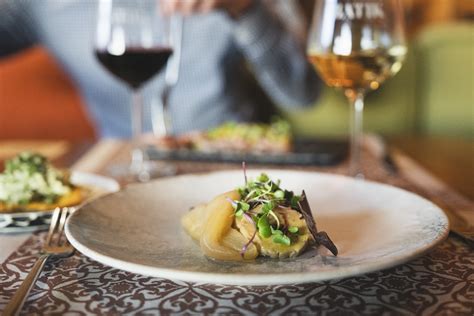 Fotografía de un elegante menú degustación servido en un restaurante de alta cocina.