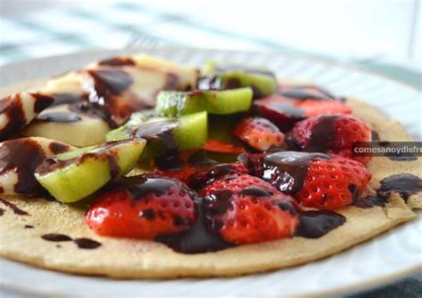 Panquecas de chocolate chip con frutas y sirope