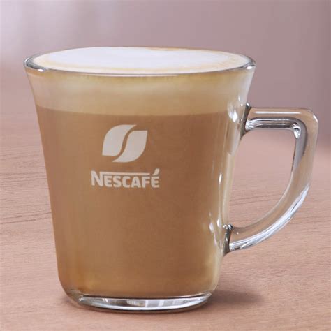 Ilustración de un vaso con café moca de menta helado decorado con virutas de chocolate y nata.