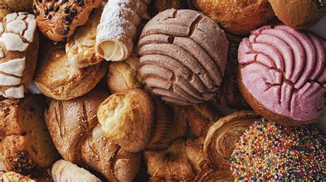 Variedad de panes dulces mexicanos en una panadería