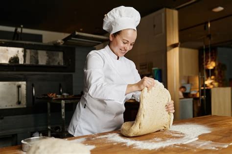 Panadero amasando masa de pan dulce a mano