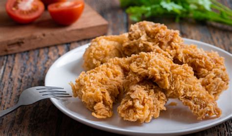 Infografía comparativa de diferentes técnicas de rebozado para pollo frito