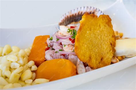 Fotografía de un ceviche peruano con choclo, camote y rocoto.