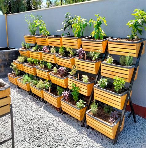 Infografía comparativa de diferentes tipos de maceteros para huertos urbanos: madera, plástico, metal, verticales, mesas de cultivo.