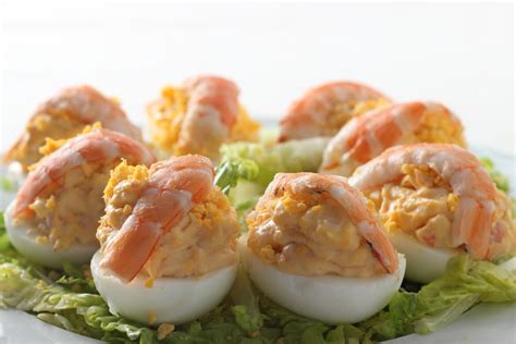 Plato de huevos rellenos de marisco, atractivo para niños