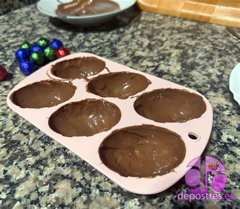 Proceso de aplicación de chocolate en el molde de huevo