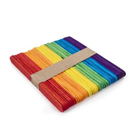 Fotografía de palitos de helado de colores apilados o en un recipiente