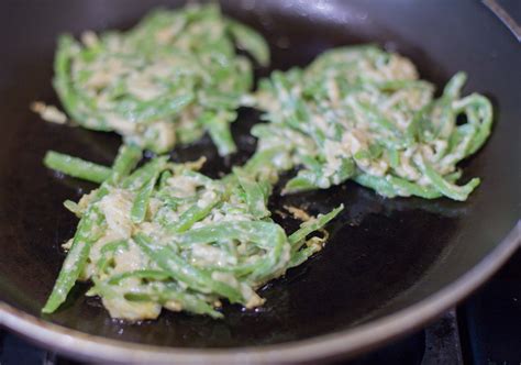 fotografía de fritos de porotos verdes dorados y crujientes en un plato