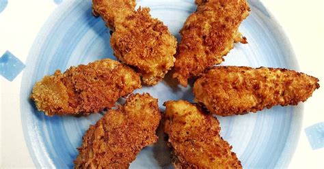 Alitas de pollo rebozadas con especias antes de hornear