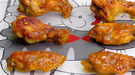 Alitas de pollo glaseadas con mostaza y miel, listas para servir