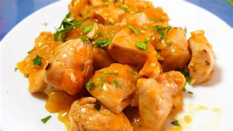 Alitas de pollo con salsa de naranja y miel en una fuente, decoradas