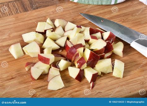 Manzanas cortadas en dados listas para incorporar a la masa