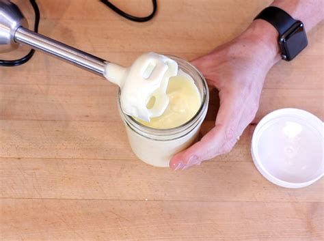 Infografía detallando los pasos para hacer mayonesa casera con batidora de inmersión, mostrando los ingredientes y el proceso de emulsión.