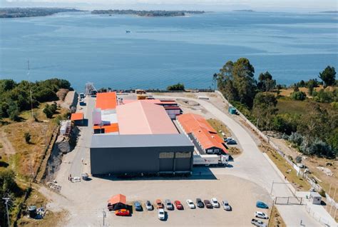 Infografía sobre la nueva planta de procesamiento de salmón de Marine Farm en Calbuco y su impacto socioeconómico