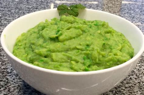 Puré de arvejas de color verde en un tazón