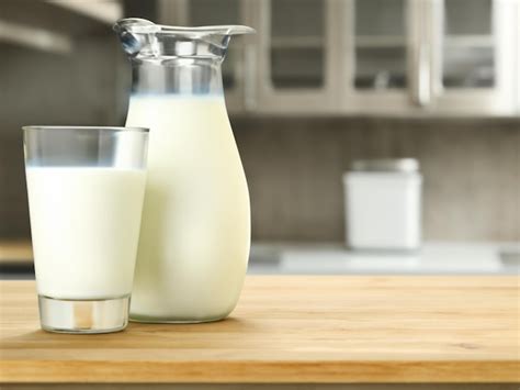 Persona considerando un vaso de leche antes de consumir alcohol