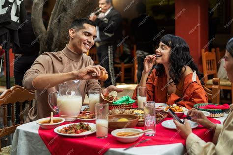 imagen de una persona disfrutando de comida mexicana picante