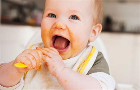 Bebé comiendo papilla de frutas