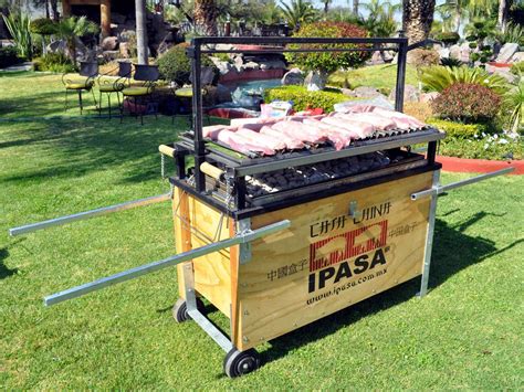 Esquema de un asador tipo ataúd o caja china, mostrando su estructura interna y externa.